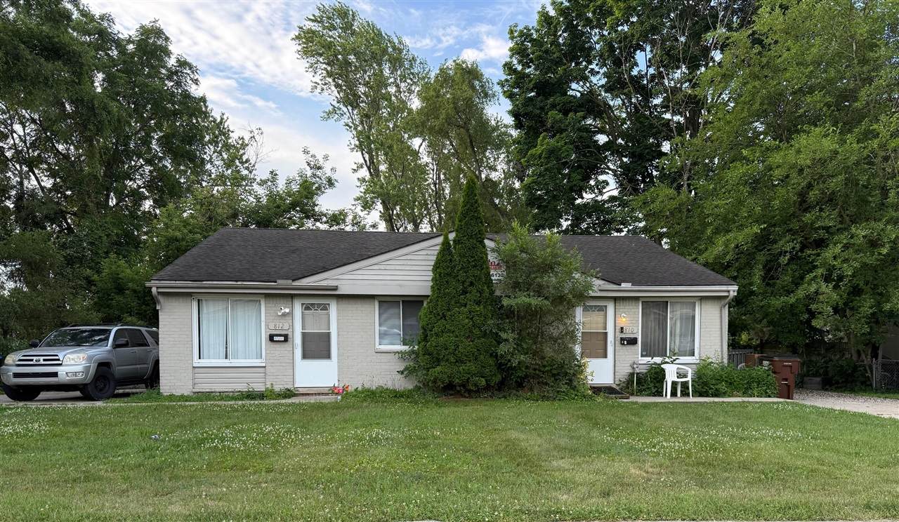 810 Young - Photo 1