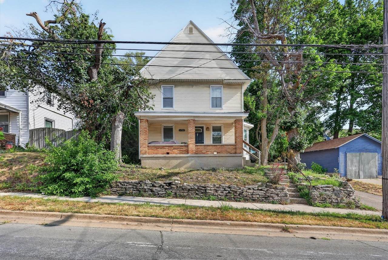 909 Hall - Photo 1