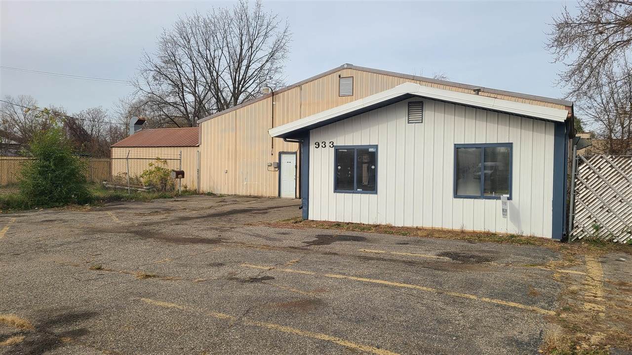 933 Crosstown - Photo 1