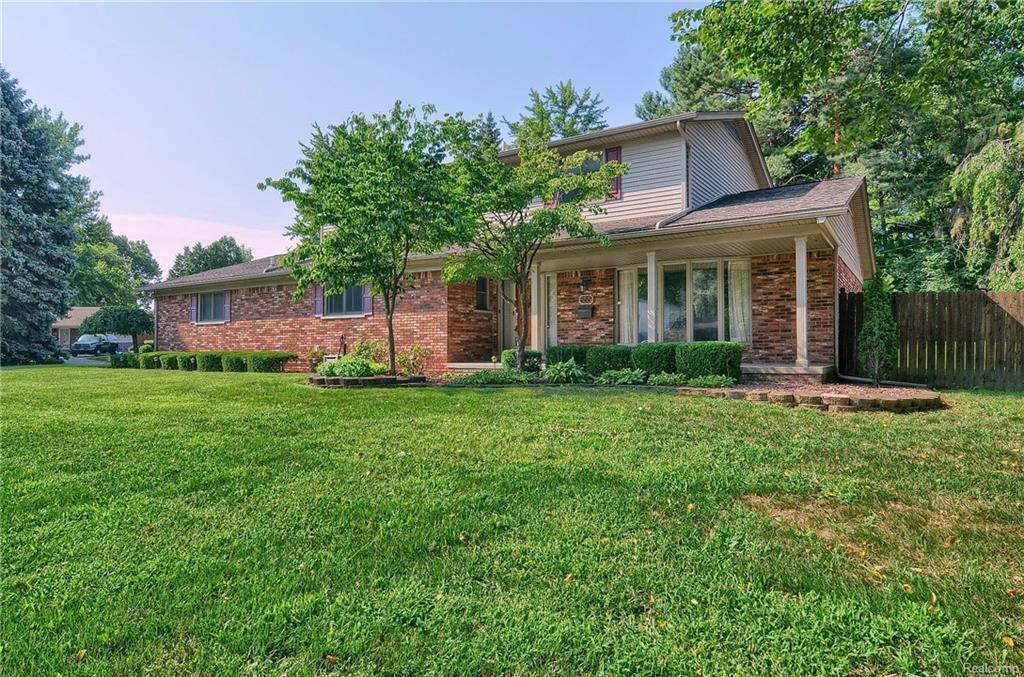 555 Wellington Crescent - Photo 1
