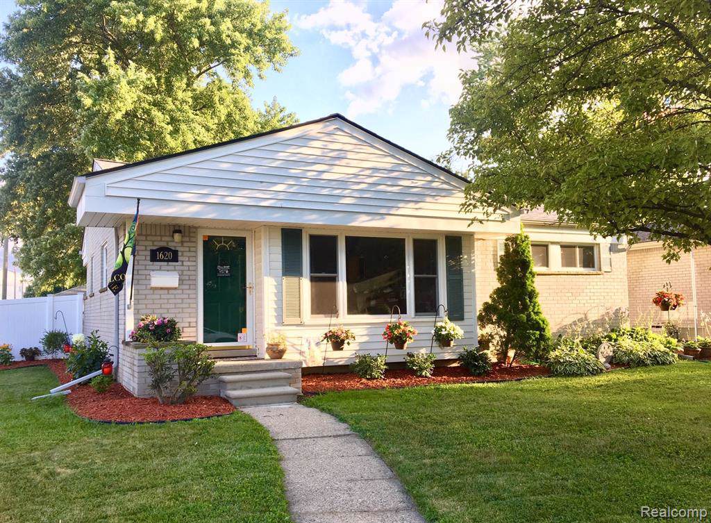 1620 Woodlawn Ave - Photo 1