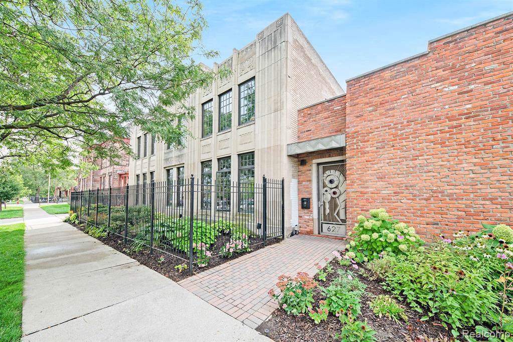 627 Alexandrine St - Photo 1