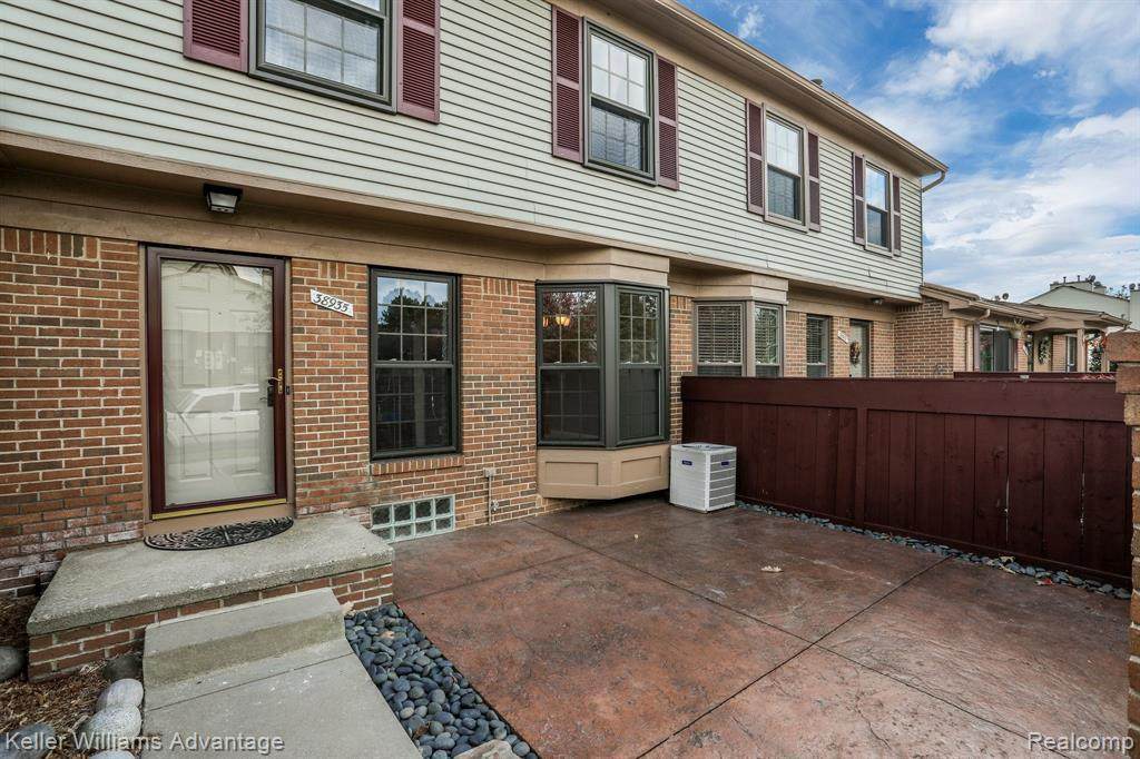 38935 Country Cir - Photo 1
