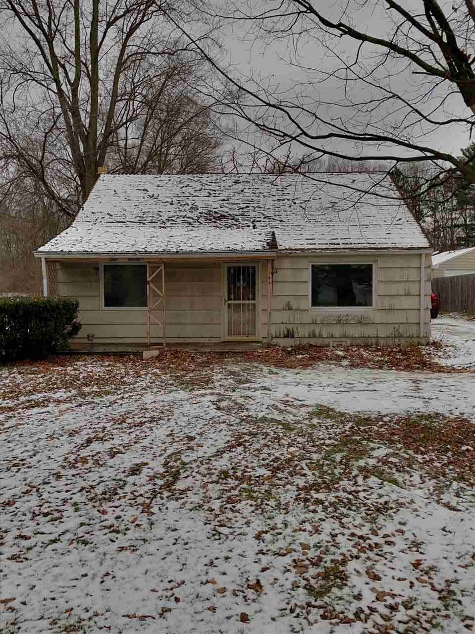 144 Hackett St - Photo 1