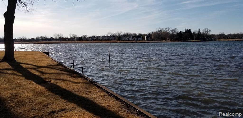 930 Wyman Dr - Photo 1