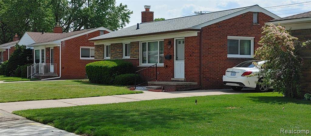 22617 Hill St - Photo 1