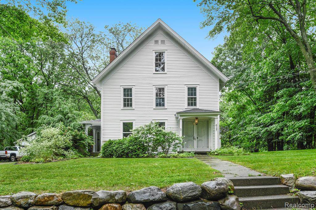 617 Oak St - Photo 1