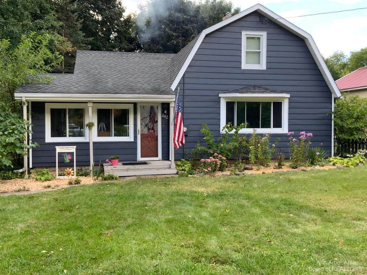 242 East Ave - Photo 1
