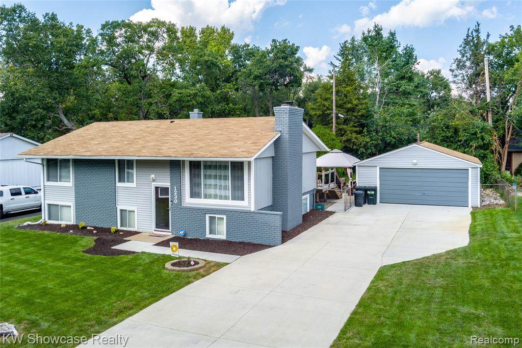 1230 Woodlawn Crt - Photo 1