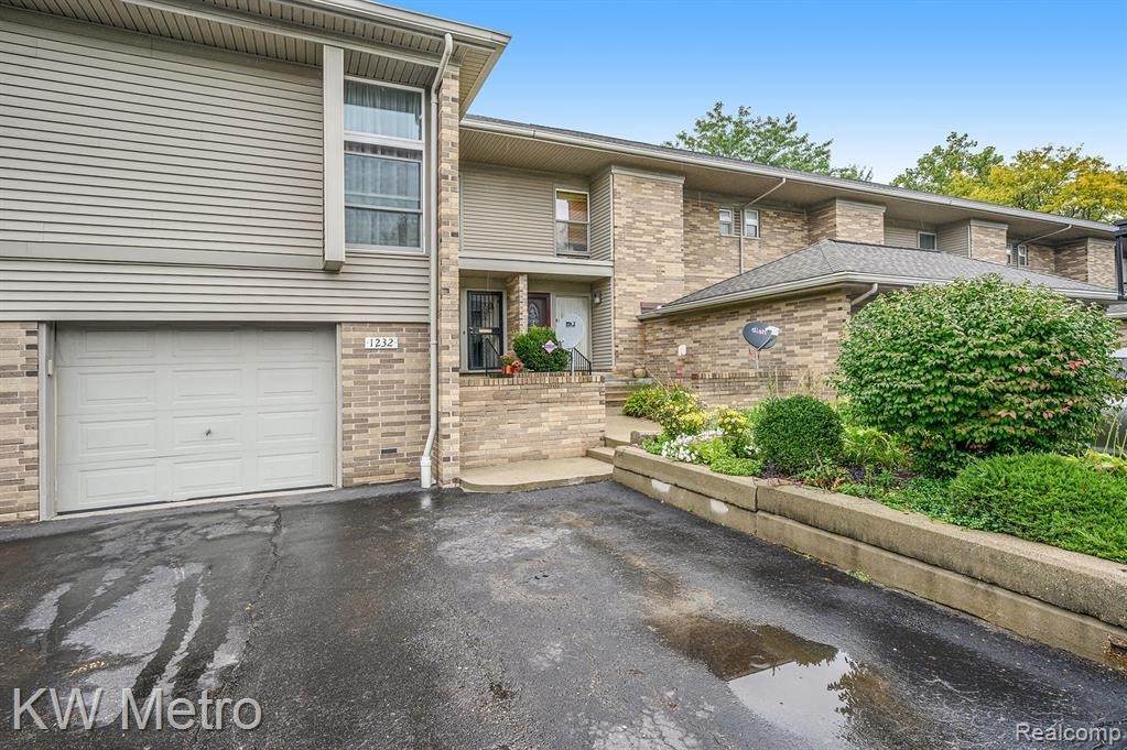 1232 St. Aubin - Photo 1