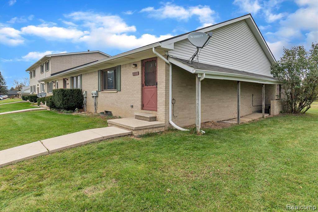 27208 Spaulding Rd Unit 15 - Photo 1