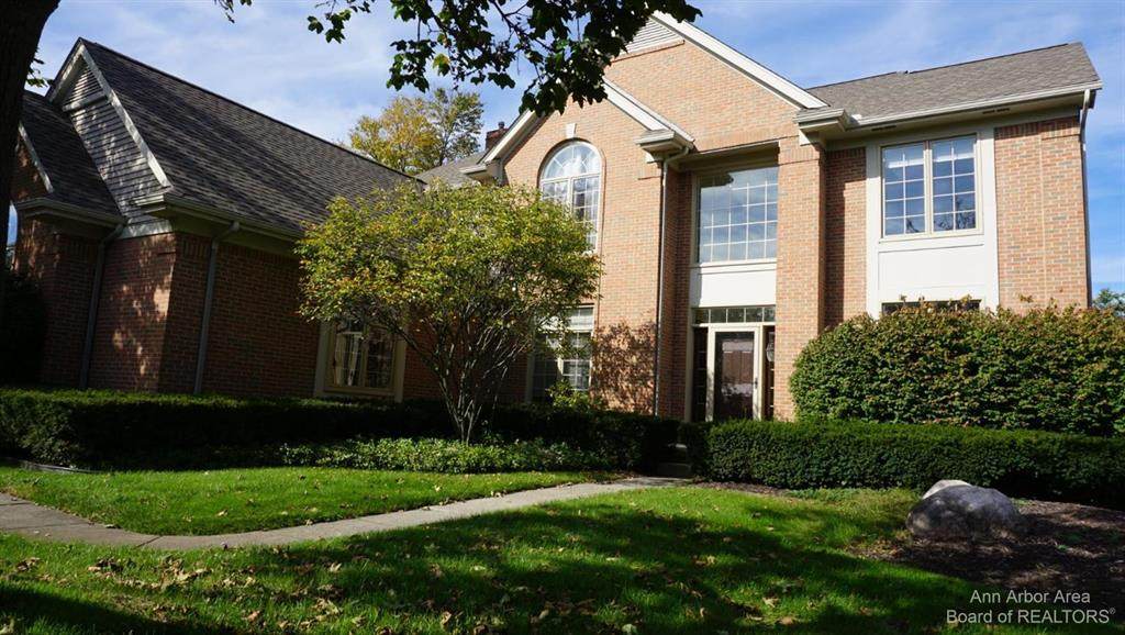 233 Pinehurst - Photo 1