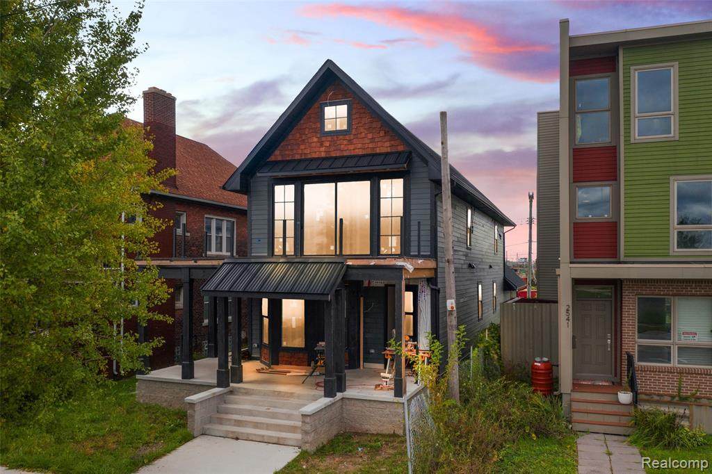 2537 Trumbull - Photo 1