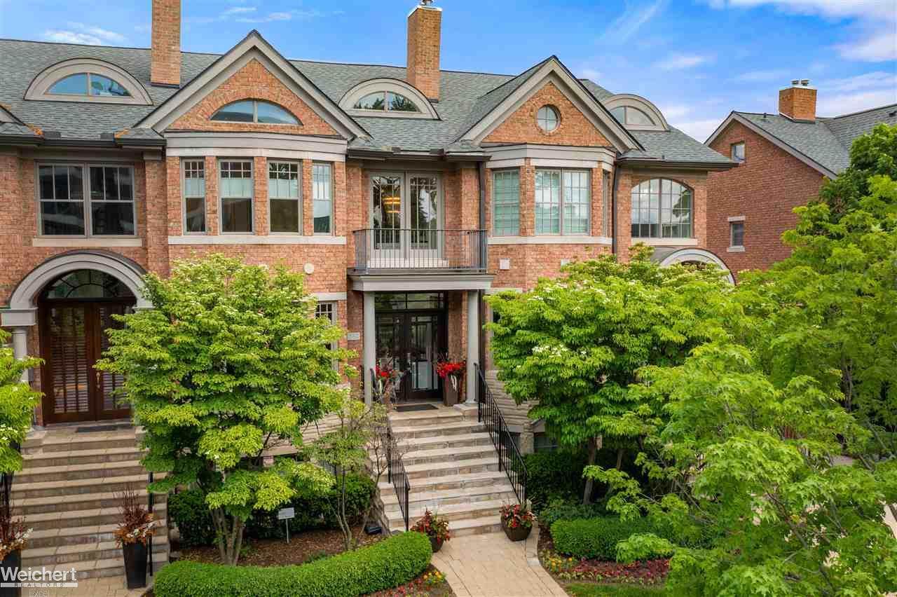 582 Townsend - Photo 1