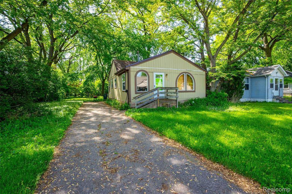 23075 Vance - Photo 1