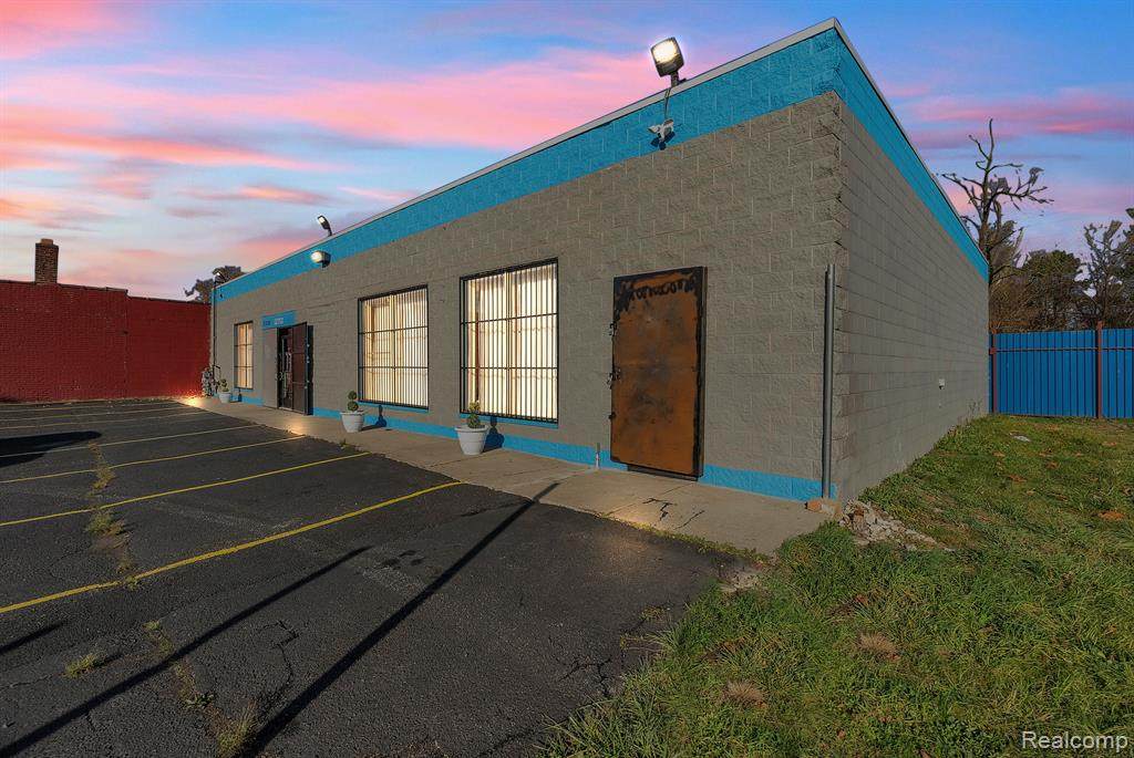 12712 Plymouth - Photo 1