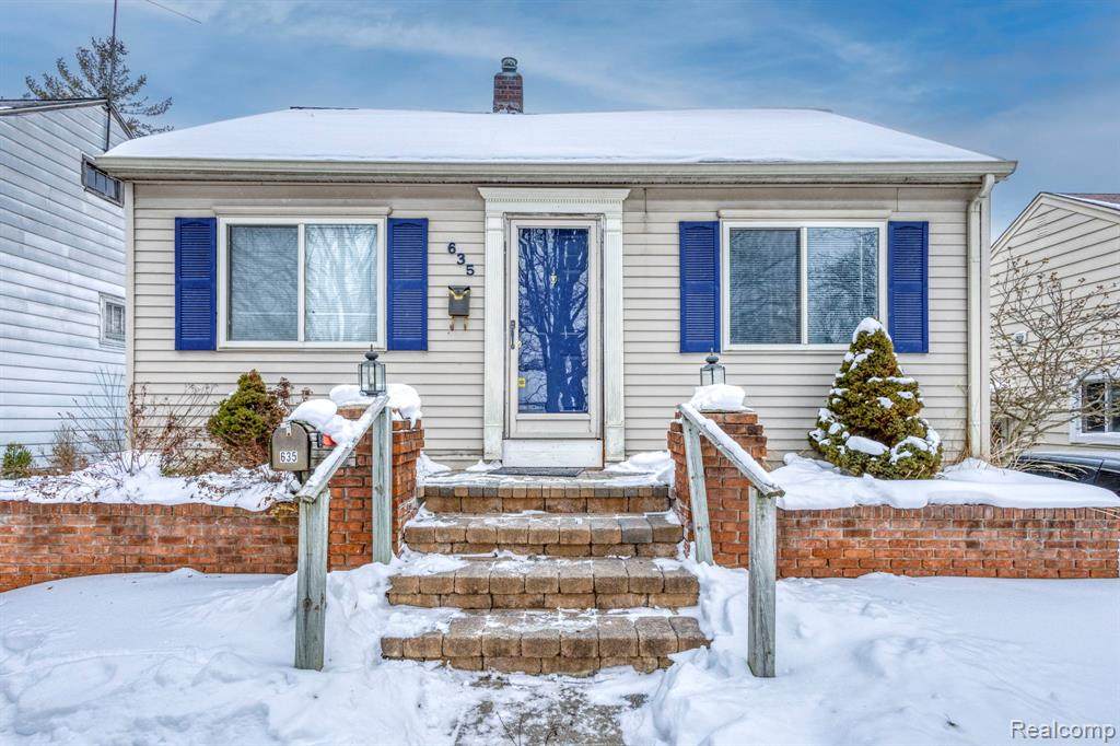 635 Tennyson - Photo 1