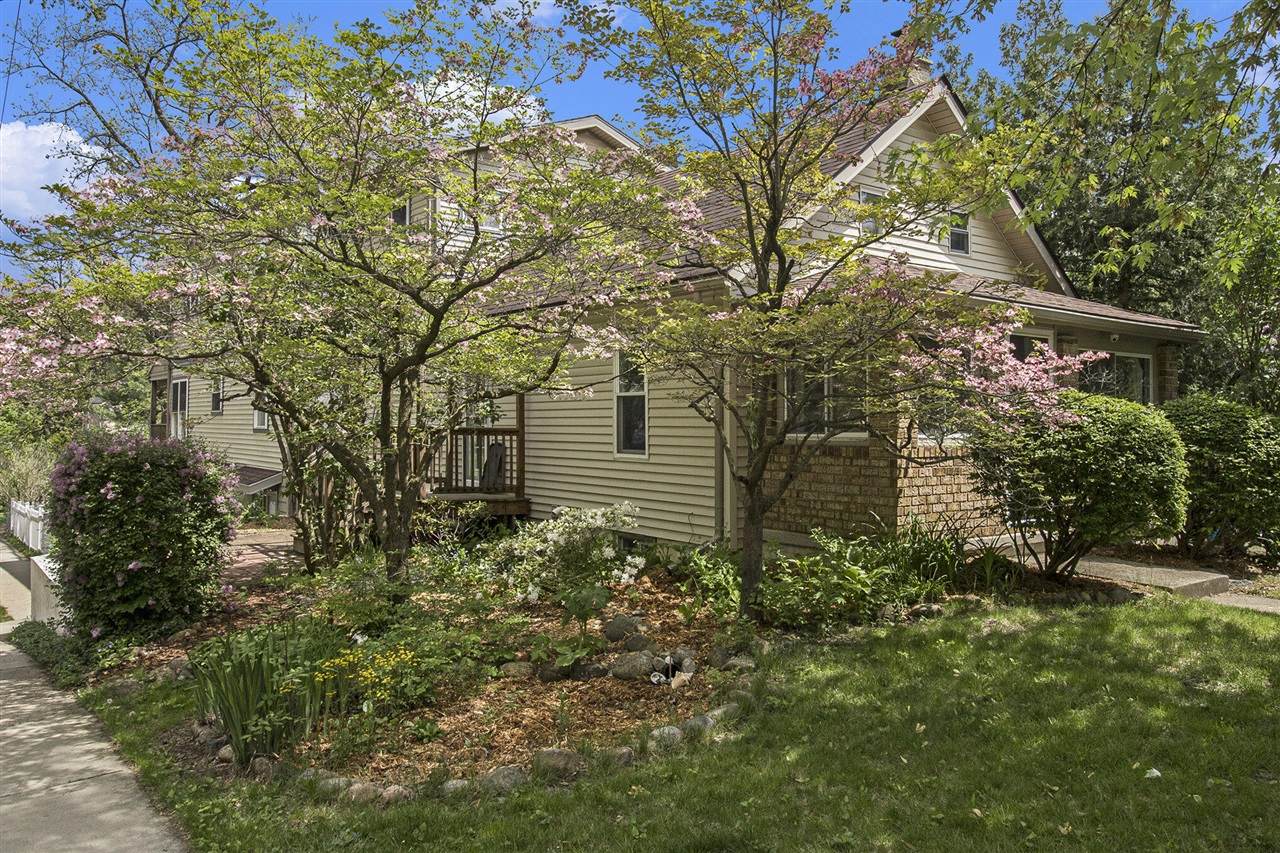 916 Brooks - Photo 1