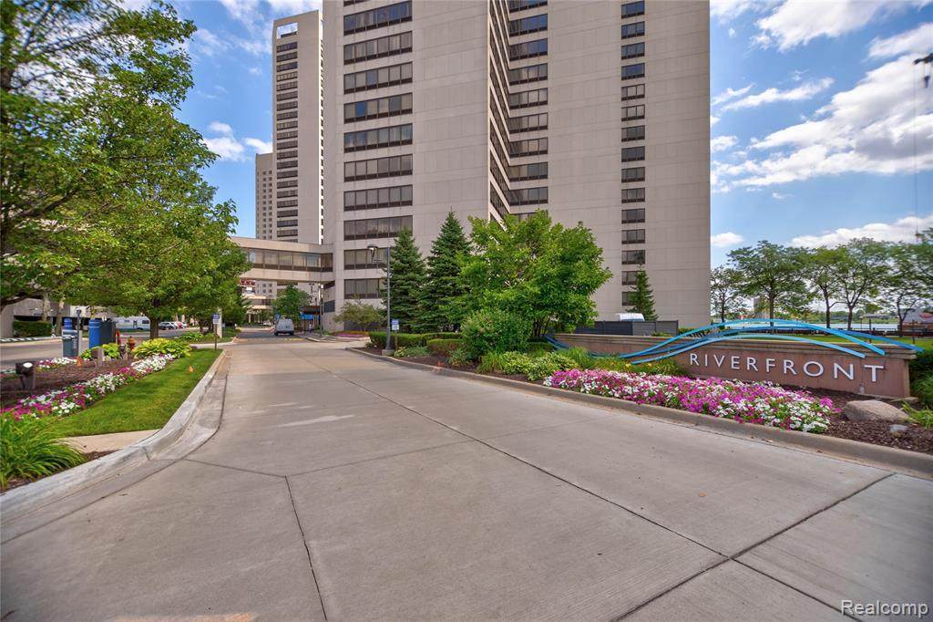 300 Riverfront Dr - Photo 1