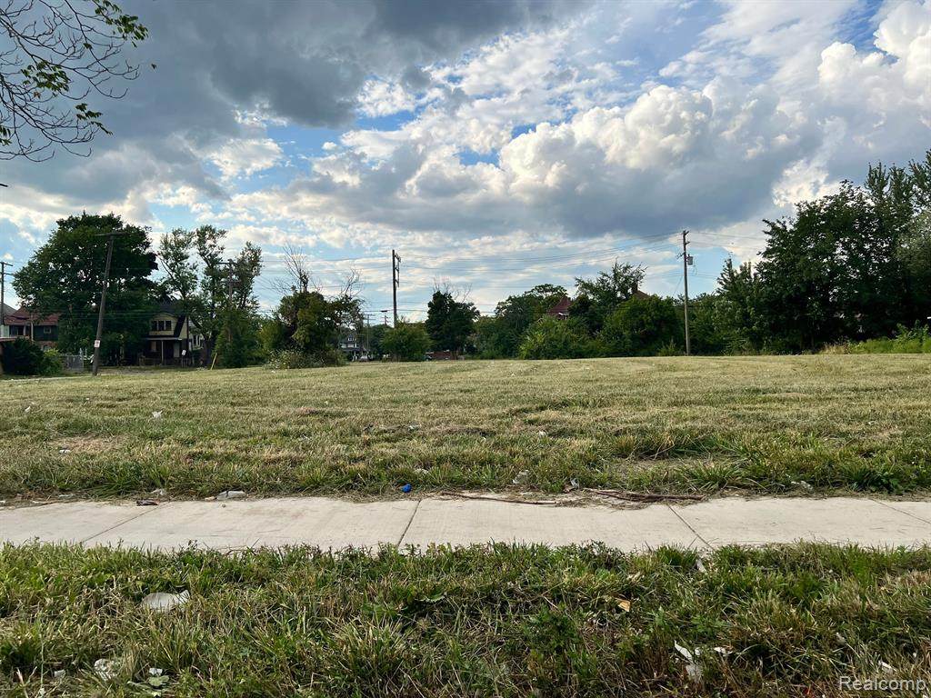 2229 Grand - Photo 1