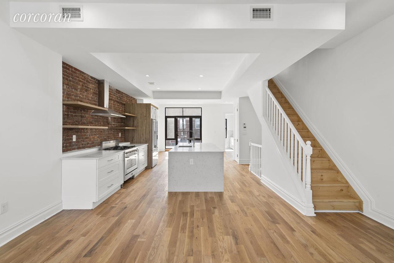142 Somers St - Photo 1