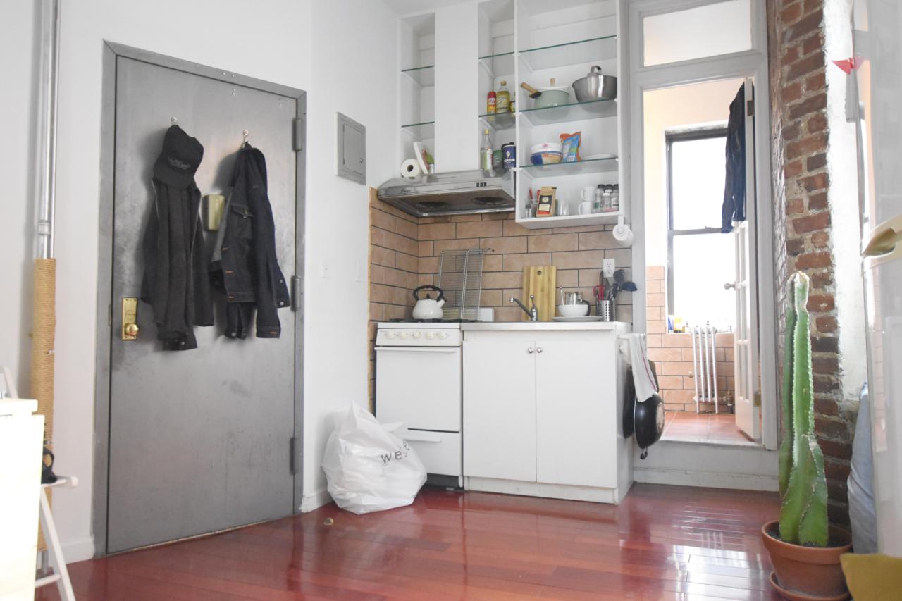 191 Henry St - Photo 1