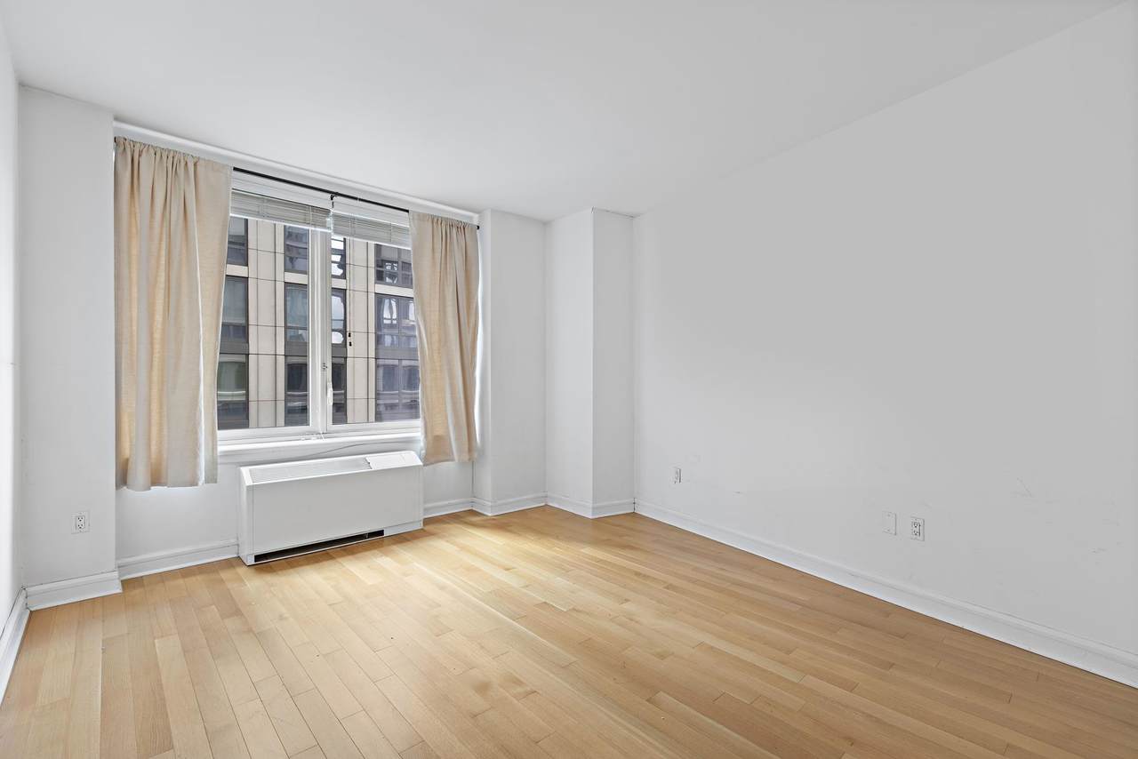 80 Riverside Boulevard - Photo 1