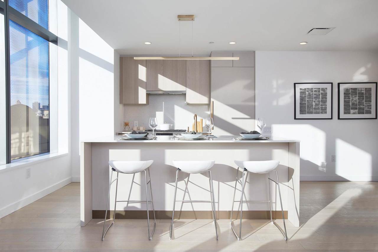 3 Court Square - Photo 1