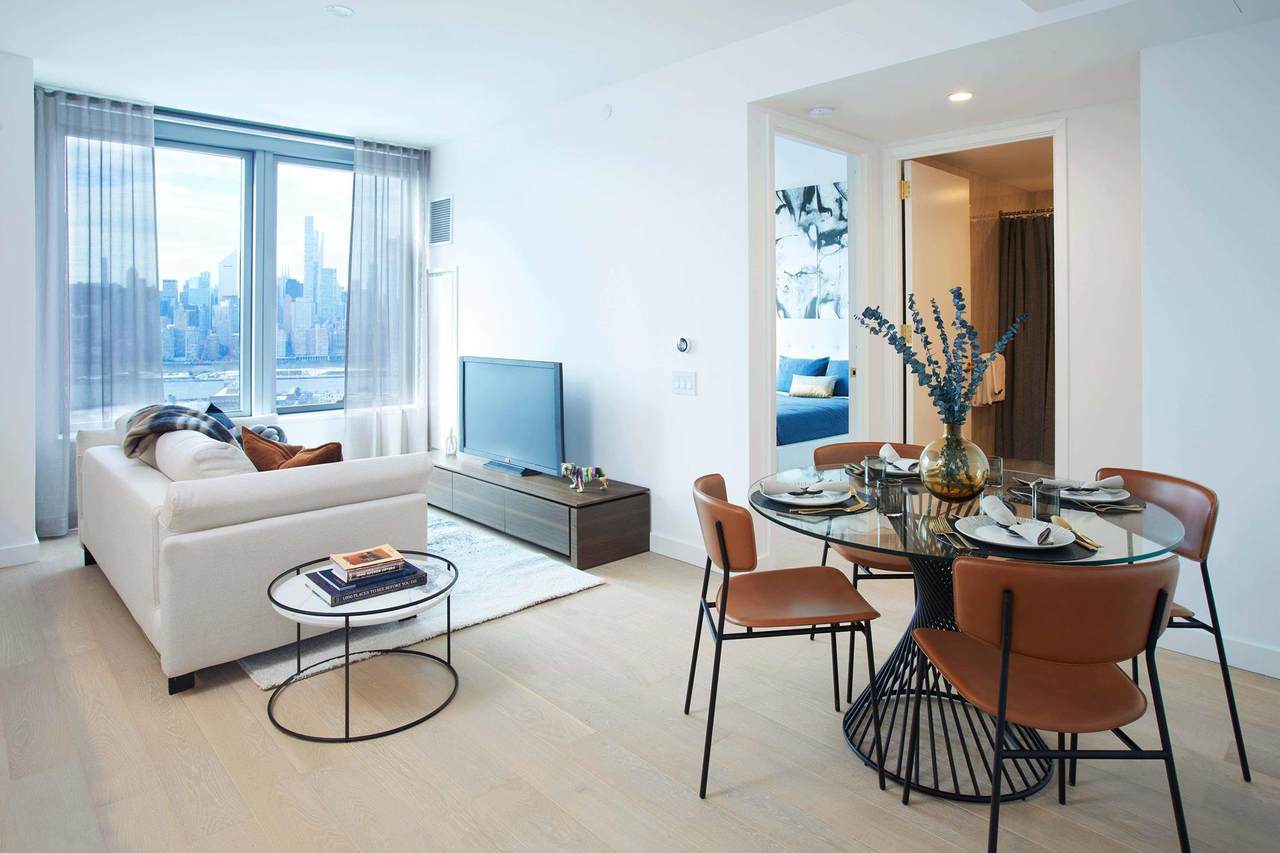 3 Court Square - Photo 1