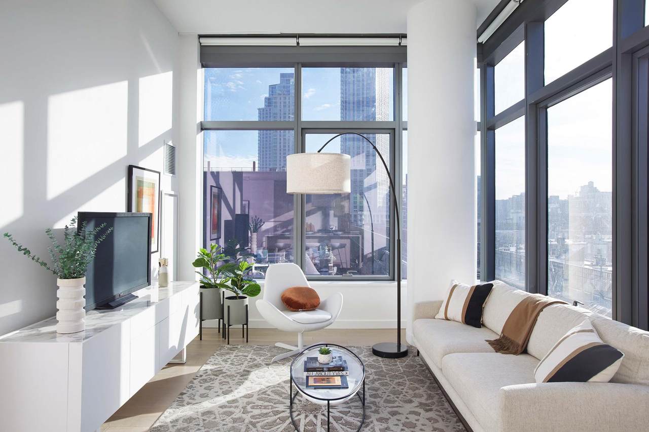 3 Court Square - Photo 1
