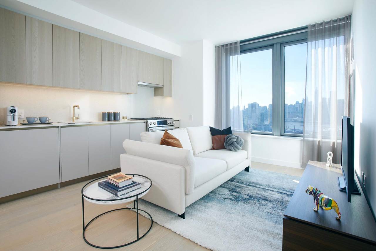 3 Court Square - Photo 1