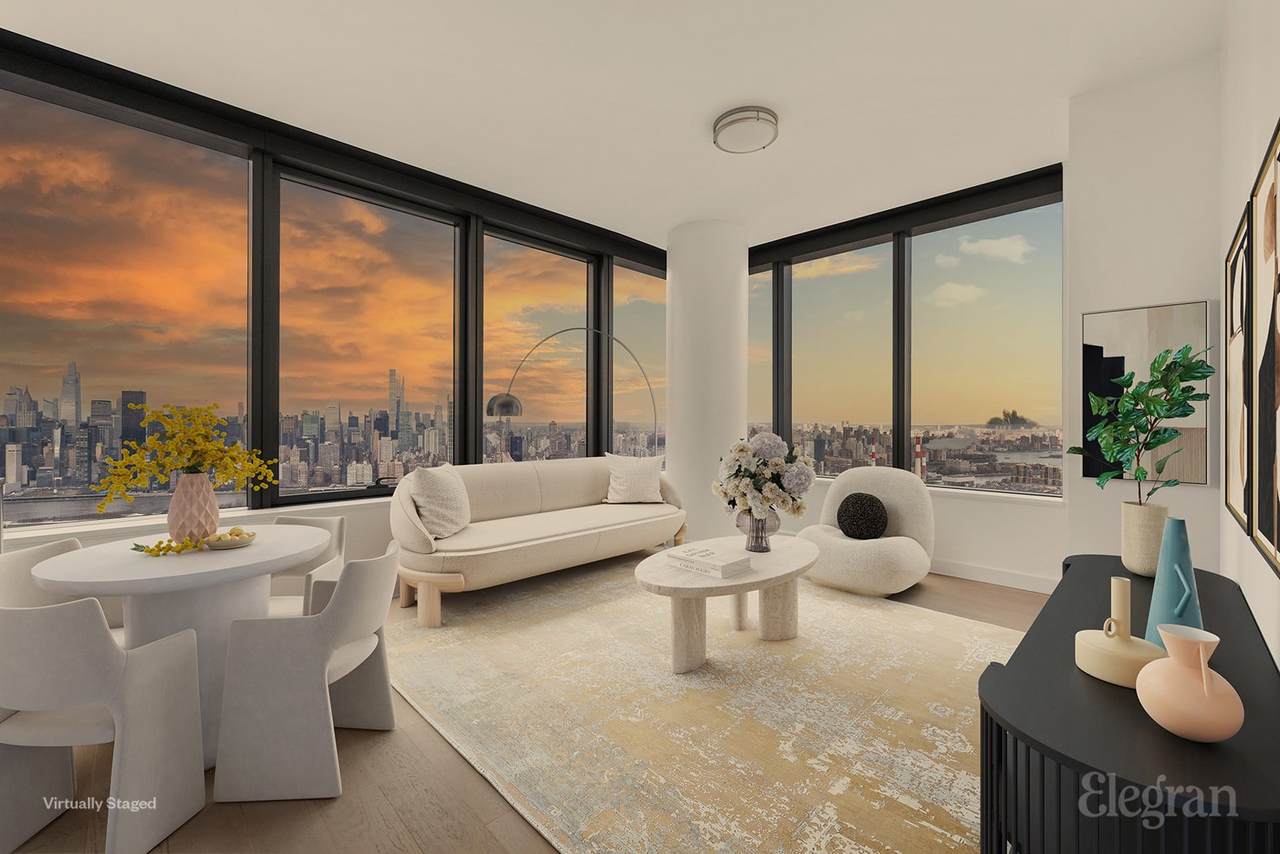 3 Court Square - Photo 1