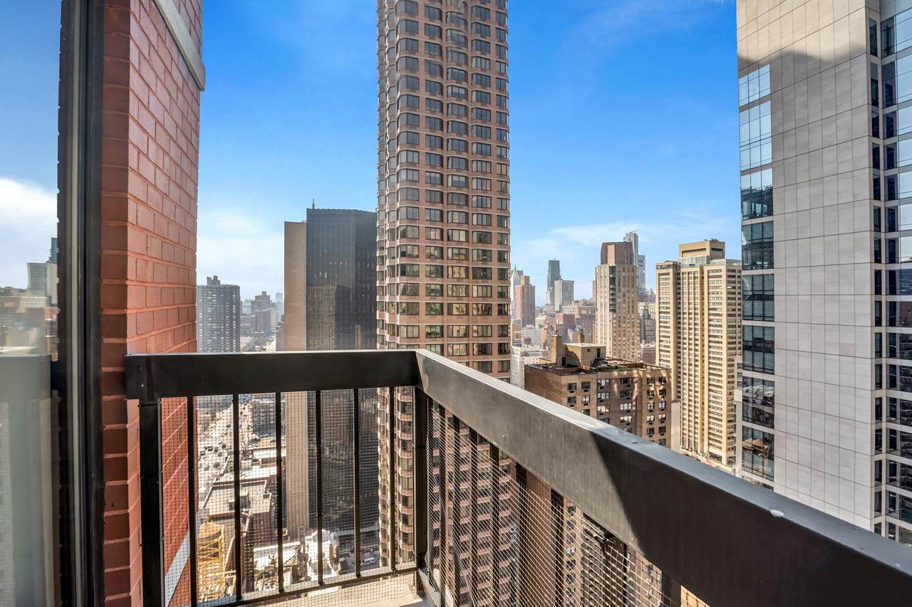 250 40TH Street - Photo 1