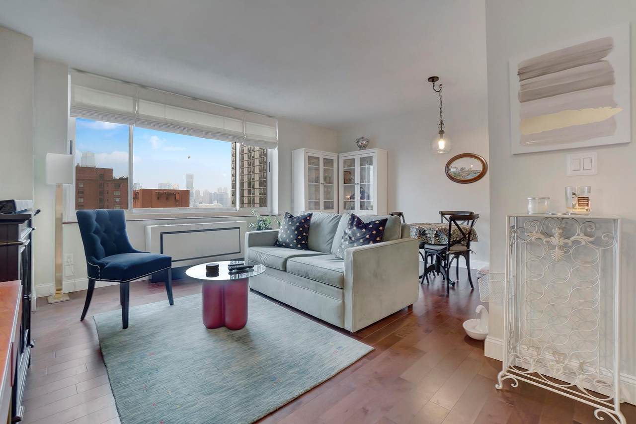 250 End Avenue - Photo 1