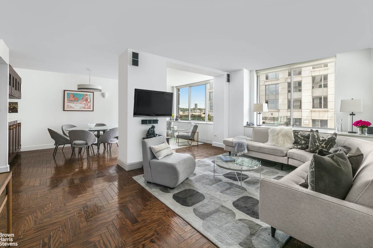 200 Riverside Boulevard - Photo 1