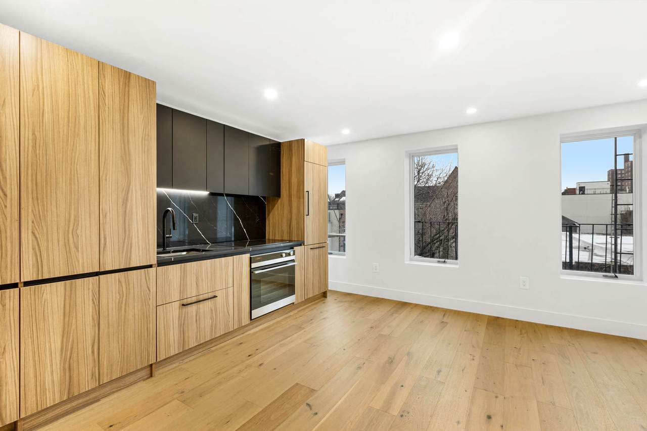 301 Van Brunt Street - Photo 1