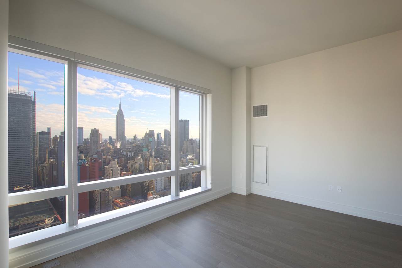 555 10TH Avenue - Photo 1