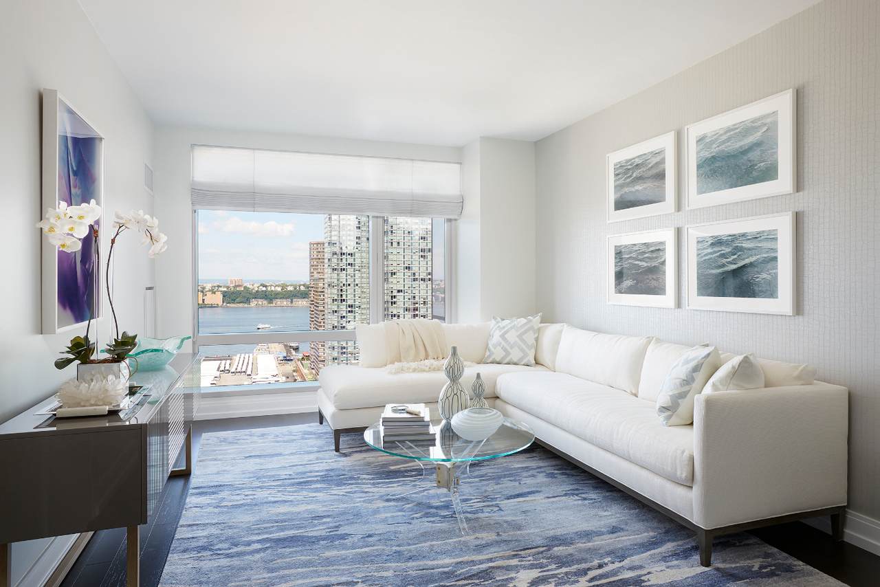 555 10TH Avenue - Photo 1