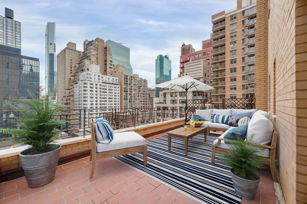 225 46TH Street - Photo 1