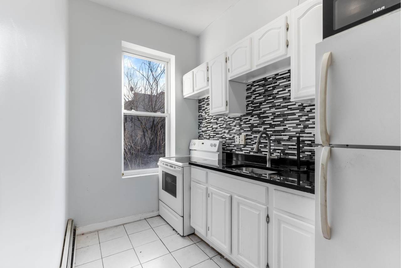 65 Ralph Avenue - Photo 1