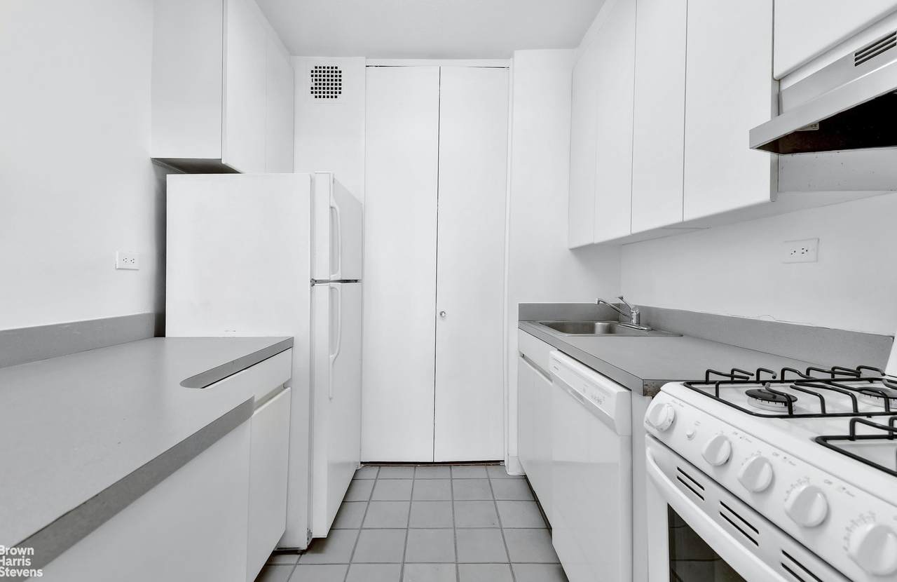 300 40TH Street - Photo 1