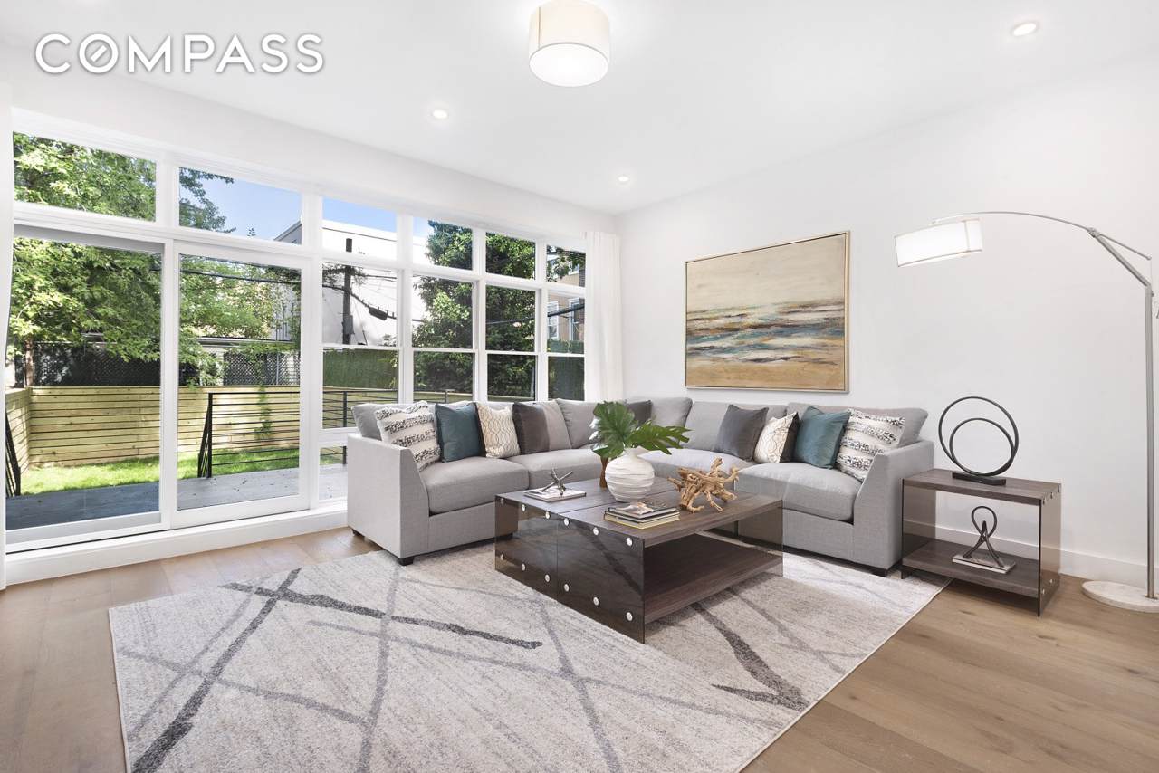 65 Bainbridge St - Photo 1