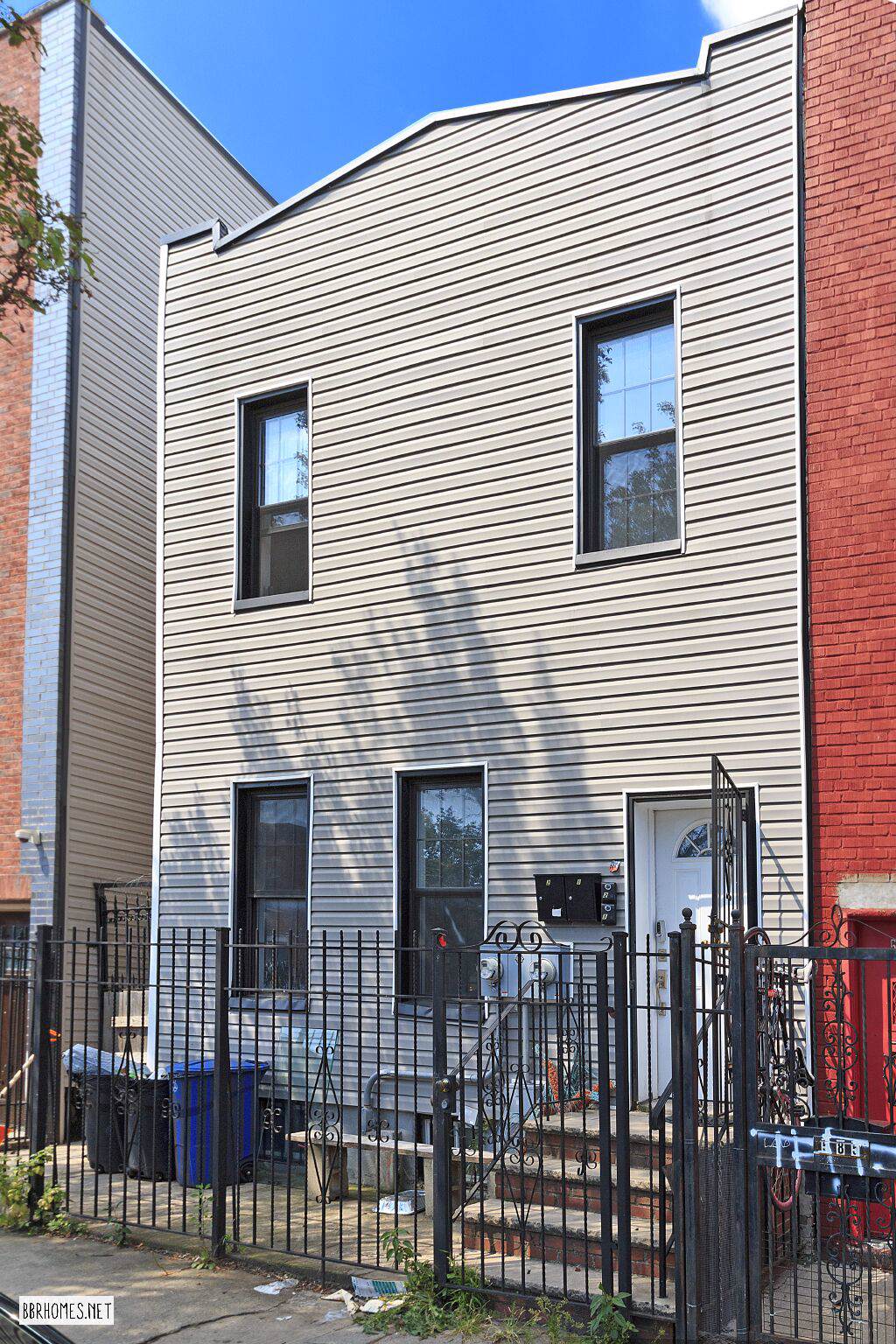 583 Hart St - Photo 1