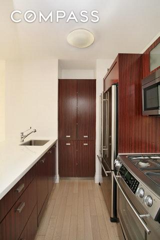 212 47th St - Photo 1
