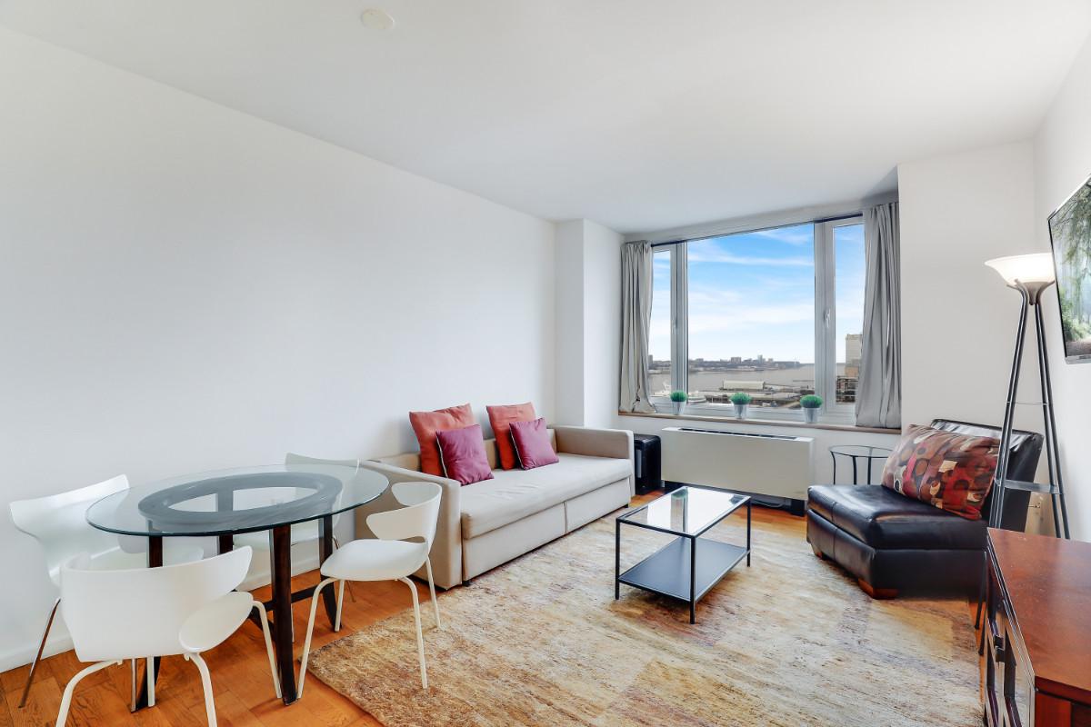 635 42nd St - Photo 1