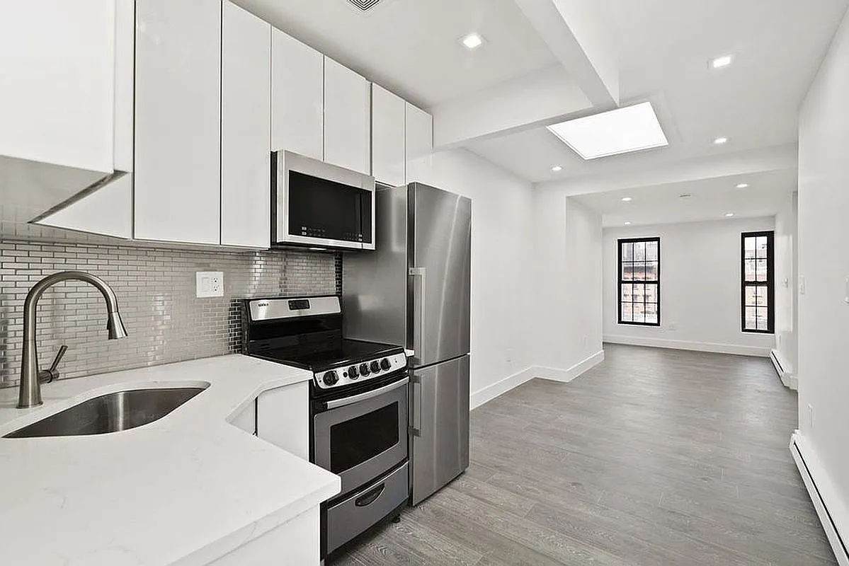 165 Graham Avenue - Photo 1