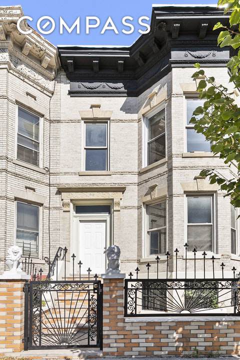 485 Bainbridge St - Photo 1