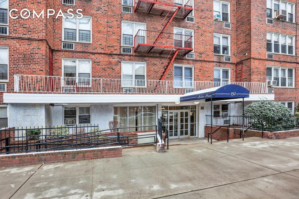 150 Hawthorne St - Photo 1
