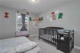 1077 Green St - Photo 15
