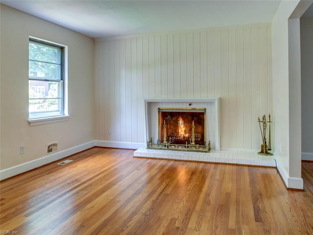 1126 Larchmont Cres - Photo 1